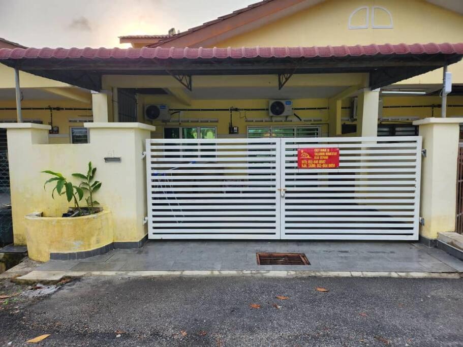 Вилла D'Haja 61 Klia Sepang With 3 Airconds & Wifi Бантинг Экстерьер фото