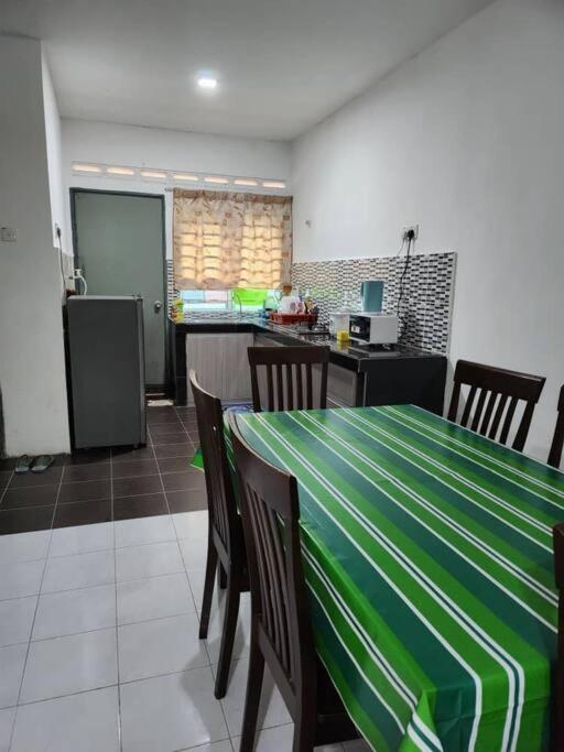 Вилла D'Haja 61 Klia Sepang With 3 Airconds & Wifi Бантинг Экстерьер фото